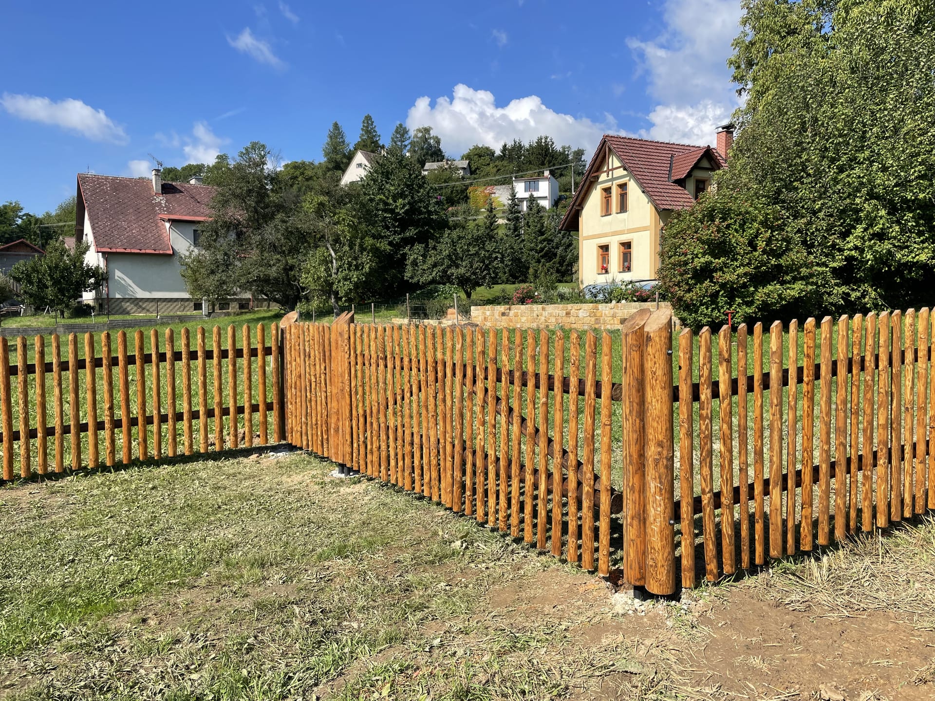 Obrázek 8 / Dřevěné ploty - strojně loupané   - realizace Výskeř 11-2021